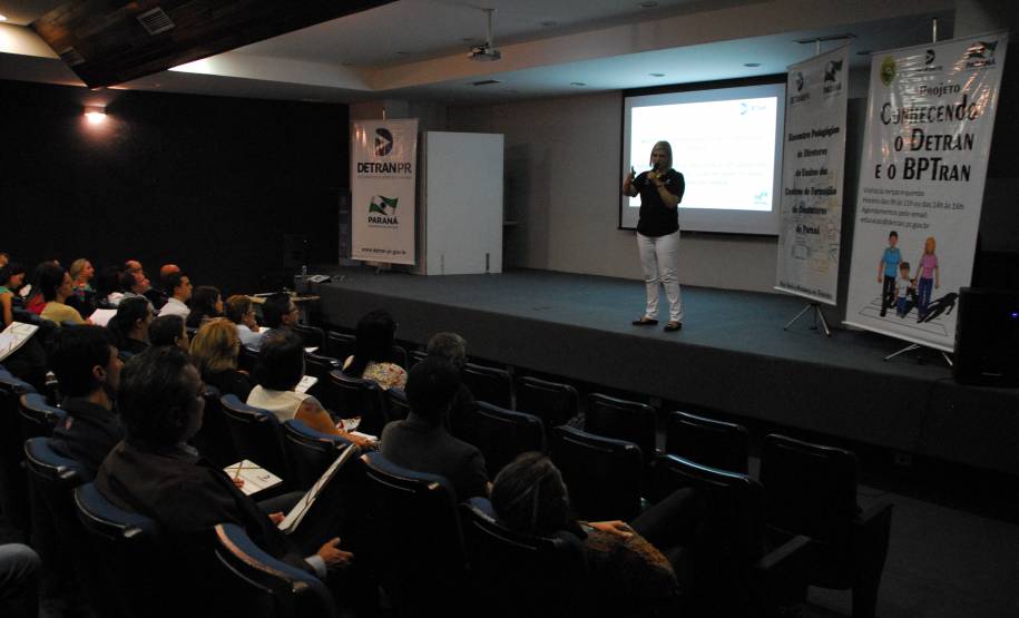 A formação dos novos motoristas foi tema de um encontro entre diretores de ensino dos Centros de Formação de Condutores, Departamento de Trânsito do Paraná (Detran) e Observatório Nacional de Segurança Viária (ONSV).