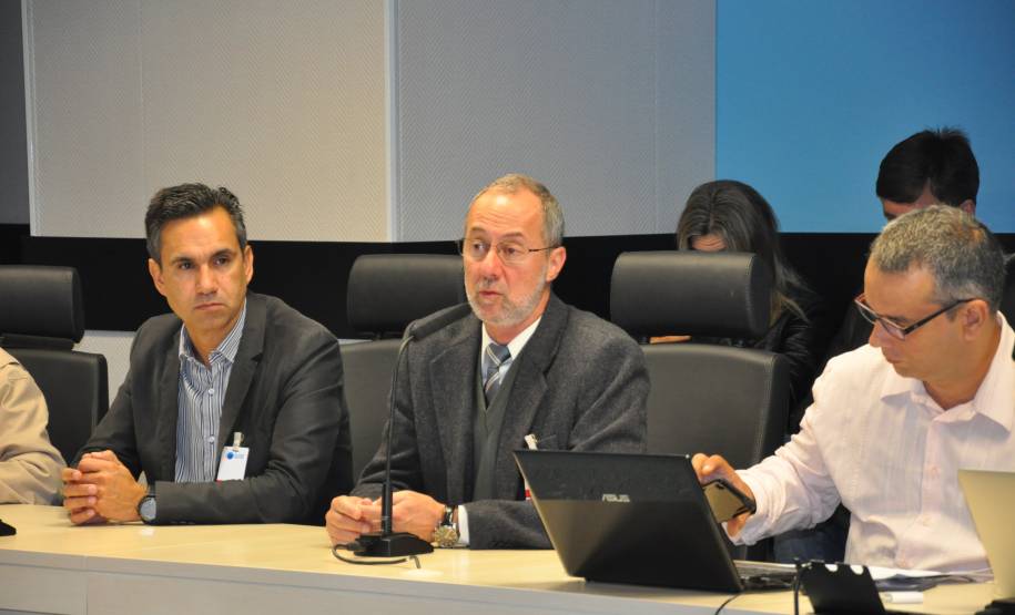 A Câmara Temática de Engenharia de Tráfego, Sinalização e da Via – um colegiado formado pelo Departamento Nacional de Trânsito (Denatran), que reúne representantes de diversos Estados e áreas ligadas ao tema – trabalha a partir desta segunda-feira (19) em Curitiba. O grupo deve discutir, até quinta, alterações recentes ao Código de Trânsito Brasileiro e a criação de um manual de sinalização cicloviária para padronizar ciclovias e ciclofaixas em todo País.