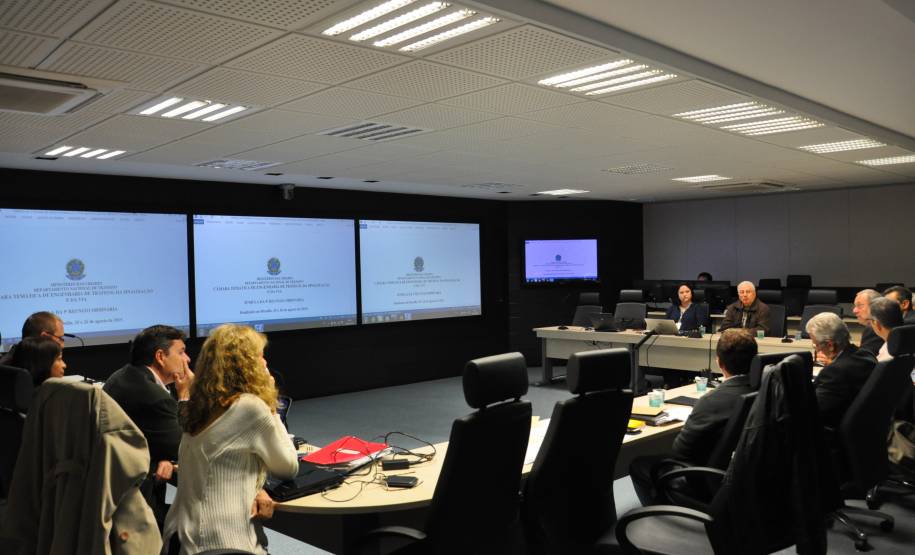 A Câmara Temática de Engenharia de Tráfego, Sinalização e da Via – um colegiado formado pelo Departamento Nacional de Trânsito (Denatran), que reúne representantes de diversos Estados e áreas ligadas ao tema – trabalha a partir desta segunda-feira (19) em Curitiba. O grupo deve discutir, até quinta, alterações recentes ao Código de Trânsito Brasileiro e a criação de um manual de sinalização cicloviária para padronizar ciclovias e ciclofaixas em todo País.