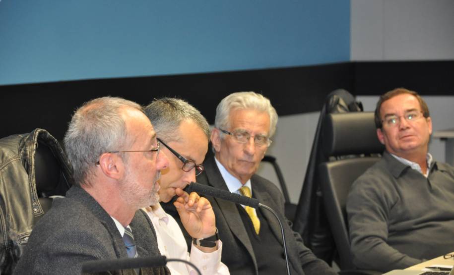 A Câmara Temática de Engenharia de Tráfego, Sinalização e da Via – um colegiado formado pelo Departamento Nacional de Trânsito (Denatran), que reúne representantes de diversos Estados e áreas ligadas ao tema – trabalha a partir desta segunda-feira (19) em Curitiba. O grupo deve discutir, até quinta, alterações recentes ao Código de Trânsito Brasileiro e a criação de um manual de sinalização cicloviária para padronizar ciclovias e ciclofaixas em todo País.