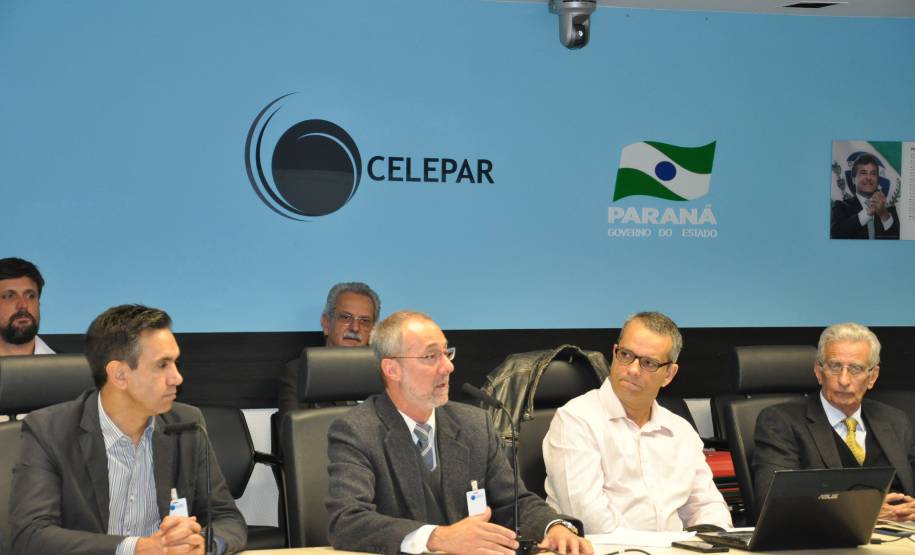 A Câmara Temática de Engenharia de Tráfego, Sinalização e da Via – um colegiado formado pelo Departamento Nacional de Trânsito (Denatran), que reúne representantes de diversos Estados e áreas ligadas ao tema – trabalha a partir desta segunda-feira (19) em Curitiba. O grupo deve discutir, até quinta, alterações recentes ao Código de Trânsito Brasileiro e a criação de um manual de sinalização cicloviária para padronizar ciclovias e ciclofaixas em todo País.