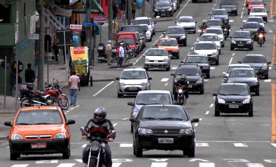 Além da apreensão do veículo, quem for flagrado com veículo não licenciado comete uma infração gravíssima, recebe 7 pontos na Carteira Nacional de Habilitação e pagará uma multa de R$ 191,54.