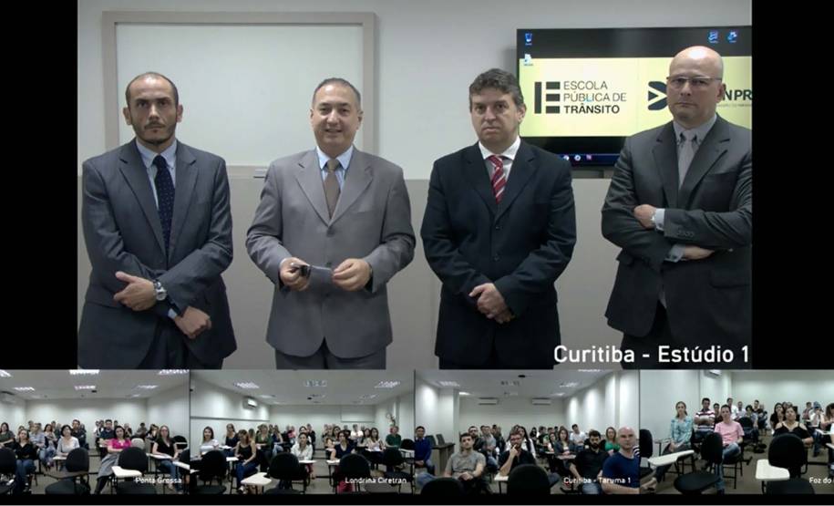 Para realizar a formação Técnico Profissional de Escrivão, a Polícia Civil do Paraná contará com o apoio do sistema de videoconferência do Detran (Departamento de Trânsito do Paraná). As aulas iniciam nesta terça-feira (10) e serão transmitidas por meio dos estúdios da Escola Pública de Trânsito do Detran em Curitiba (Tarumã), Foz do Iguaçu, Ponta Grossa e Londrina.