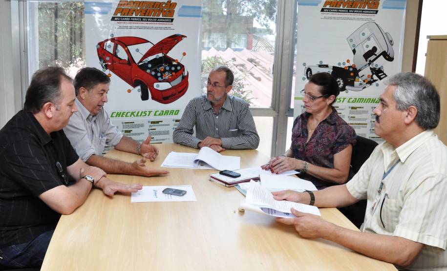 O Departamento de Trânsito do Paraná (Detran), recebeu no início da tarde desta terça-feira (11) em Curitiba, representantes do Sindicato das Empresas de Reparação de Veículos (Sindirepa). Na reunião foi discutido o elevado número de acidentes de trânsito ocasionados, segundo o sindicato, pela má conservação dos veículos e pela falta de manutenção mínima.