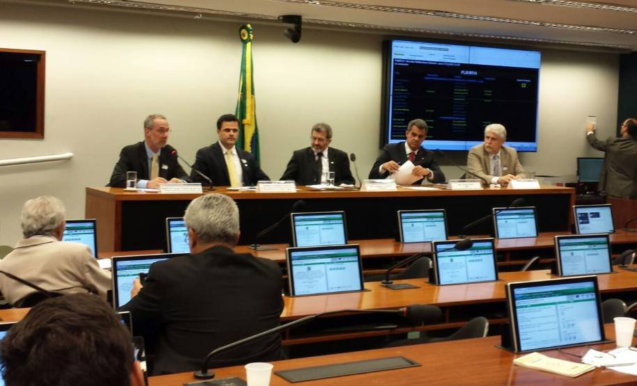 Os Departamentos Estaduais de Trânsito estão contribuindo para as alterações do Código de Trânsito Brasileiro, em discussão na Câmara dos Deputados. Nesta terça-feira (17), em Brasília, a Associação Nacional dos Detrans (AND) esteve na Audiência Pública promovida pela comissão responsável sobre o tema para tratar de vistorias e inspeções veiculares.