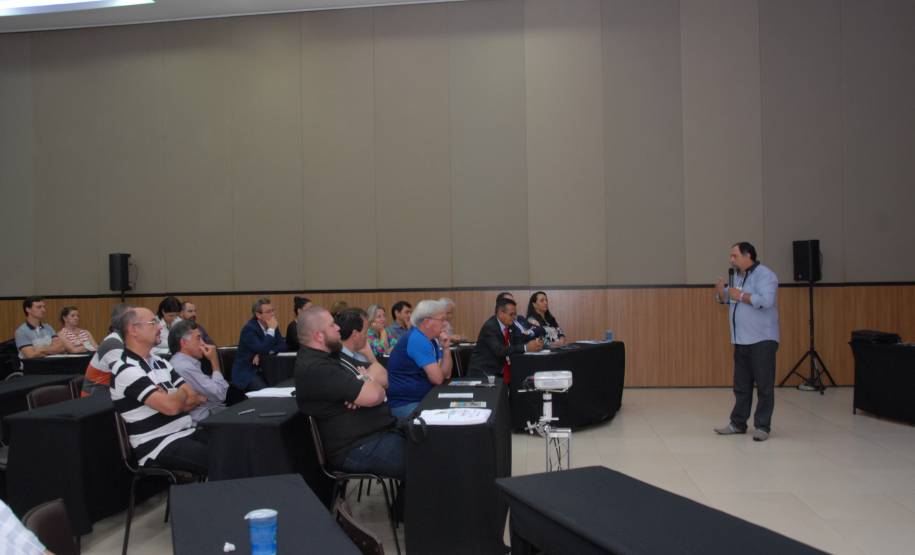 O Departamento de Trânsito do Paraná (Detran) realiza nesta quinta-feira (3), um curso técnico sobre práticas administrativas e controle nos Centros de Formação de Condutores para servidores do Departamentos de Trânsito de todo Brasil, durante o Congresso Brasileiro da Associação Nacional dos Detrans, que acontece em Foz do Iguaçu.