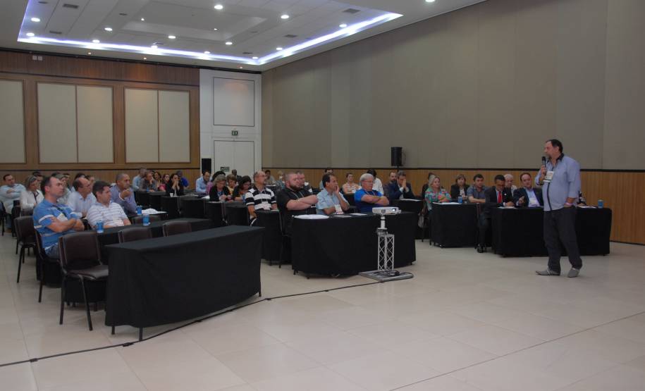 O Departamento de Trânsito do Paraná (Detran) realiza nesta quinta-feira (3), um curso técnico sobre práticas administrativas e controle nos Centros de Formação de Condutores para servidores do Departamentos de Trânsito de todo Brasil, durante o Congresso Brasileiro da Associação Nacional dos Detrans, que acontece em Foz do Iguaçu.