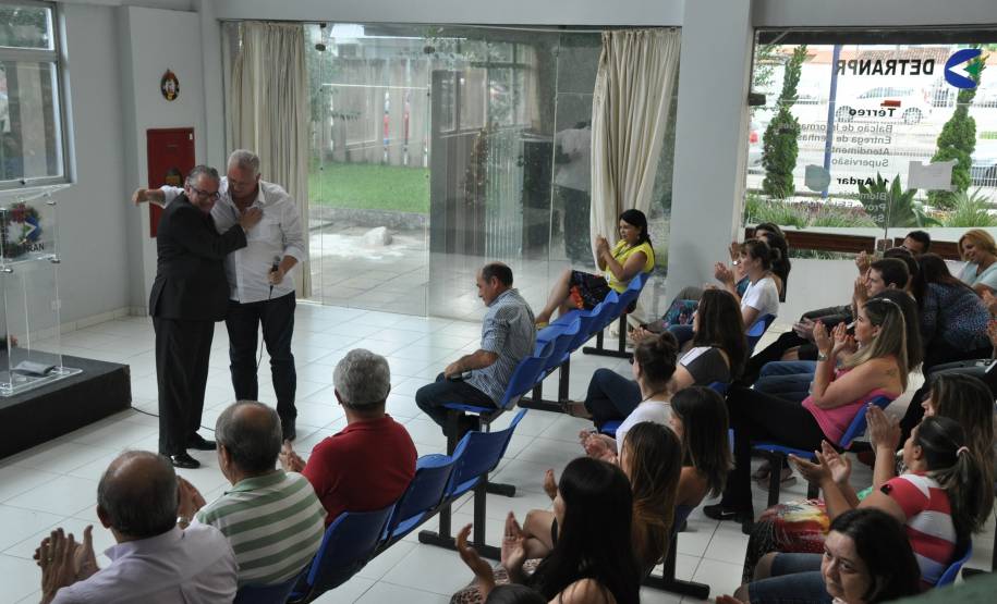 Nesta sexta-feira (18), os servidores do Detran tiveram um encontro de confraternização na sede do Tarumã, em Curitiba. Na ocasião, o reverendo Carlos Alberto Rodrigues Alves trouxe uma mensagem de renovação, bom humor, trabalho e bons relacionamentos.