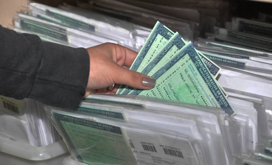 Boleto de licenciamento começa a ser enviado pelo Detran O Departamento de Trânsito do Paraná (Detran) inicia nesta segunda-feira (5) o envio de guias de recolhimento do licenciamento anual de veículos.