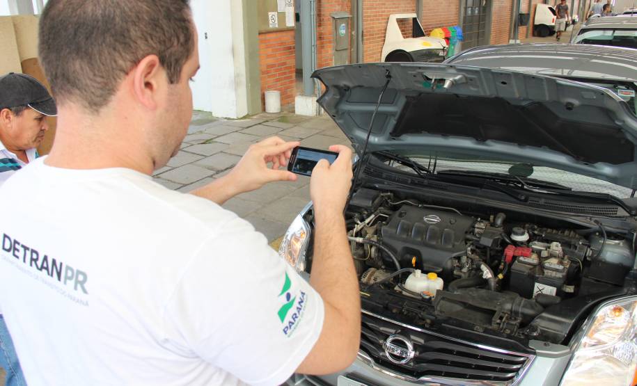 A partir desta segunda-feira (18), as vistorias de veículos feitas nas 101 unidades do Departamento de Trânsito do Paraná (Detran) e nos 946 despachantes do Estado serão feitas de forma digital. O sistema eletrônico e inédito no Brasil vai tornar o procedimento mais rápido e seguro, sem acúmulo de papel ou burocracia.