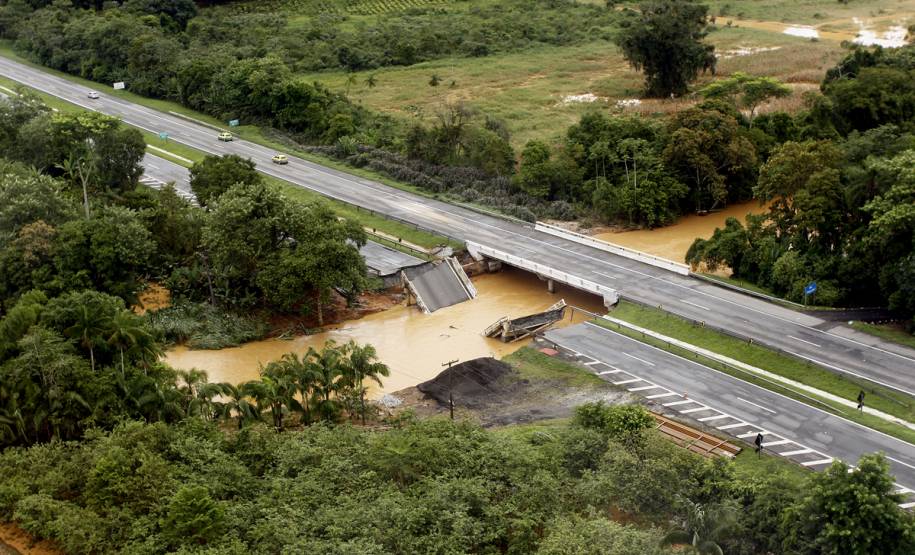Enchentes e deslizamentos em Morretes e Antonina.  Ponte que caiu na BR 277, que liga Curitiba a Paranaguá.Morretes, 12-02-2011.Foto: Orlando Kissner/AENotícias