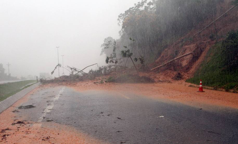 Barreira caida na BR 277, entre Paranaguá e Curitiba. Foto - Arnaldo Alves / AEN.