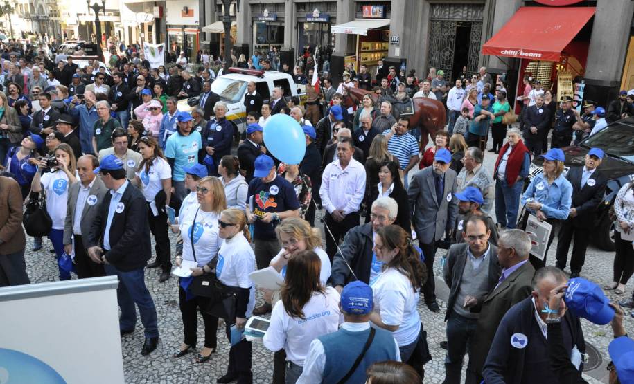 O Departamento de Trânsito do Estado (Detran-PR), que apoia a iniciativa de alerta para as principais causas de morte do sexo masculino, participou do evento de lançamento na Boca Maldita com a estreia do novo veículo do Detran Móvel.