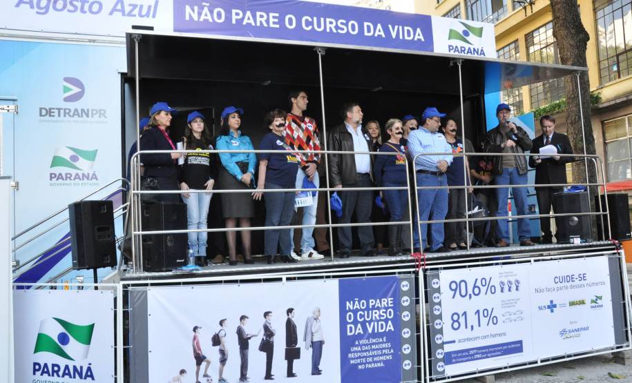 O Departamento de Trânsito do Estado (Detran-PR), que apoia a iniciativa de alerta para as principais causas de morte do sexo masculino, participou do evento de lançamento na Boca Maldita com a estreia do novo veículo do Detran Móvel.