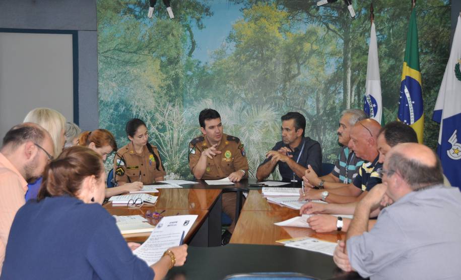 A fim de ampliar ações de educação e segurança no trânsito no Estado, o Departamento de Trânsito do Paraná (Detran) apresentou nesta sexta-feira (19), a formação de uma Rede de Ações Educativas de Trânsito. Além de firmar parcerias, a iniciativa organiza e executa uma série de atividades educacionais e comunitárias de trânsito para todo o Estado.