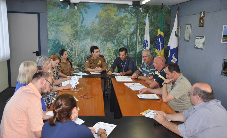 A fim de ampliar ações de educação e segurança no trânsito no Estado, o Departamento de Trânsito do Paraná (Detran) apresentou nesta sexta-feira (19), a formação de uma Rede de Ações Educativas de Trânsito. Além de firmar parcerias, a iniciativa organiza e executa uma série de atividades educacionais e comunitárias de trânsito para todo o Estado.