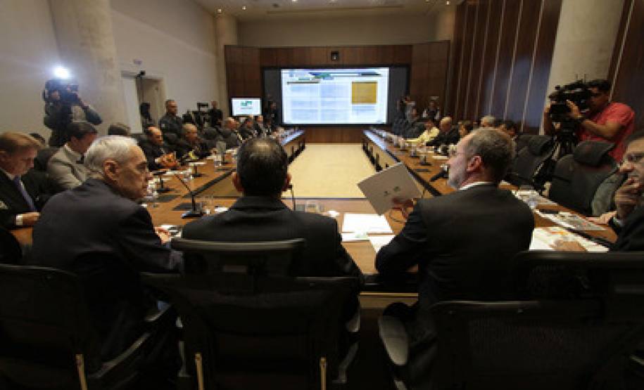 O Governo do Paraná lançou nesta segunda-feira (22) o novo site do Departamento de Trânsito do Paraná e o serviço de renovação automática da Carteira Nacional de Habilitação.