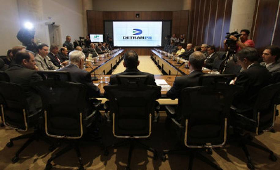 O Governo do Paraná lançou nesta segunda-feira (22) o novo site do Departamento de Trânsito do Paraná e o serviço de renovação automática da Carteira Nacional de Habilitação.