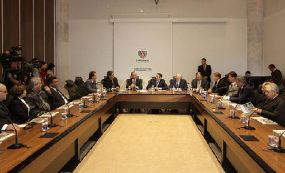 O Governo do Paraná lançou nesta segunda-feira (22) o novo site do Departamento de Trânsito do Paraná e o serviço de renovação automática da Carteira Nacional de Habilitação.