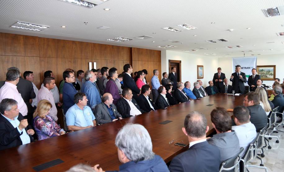 O governador Beto Richa assinou nesta terça-feira (29), em cerimônia no Palácio Iguaçu, a ordem de execução para obras de sinalização viária em mais 47 cidades paranaenses, no valor de R$ 8 milhões. Foto: Orlando Kissner/AENotícias