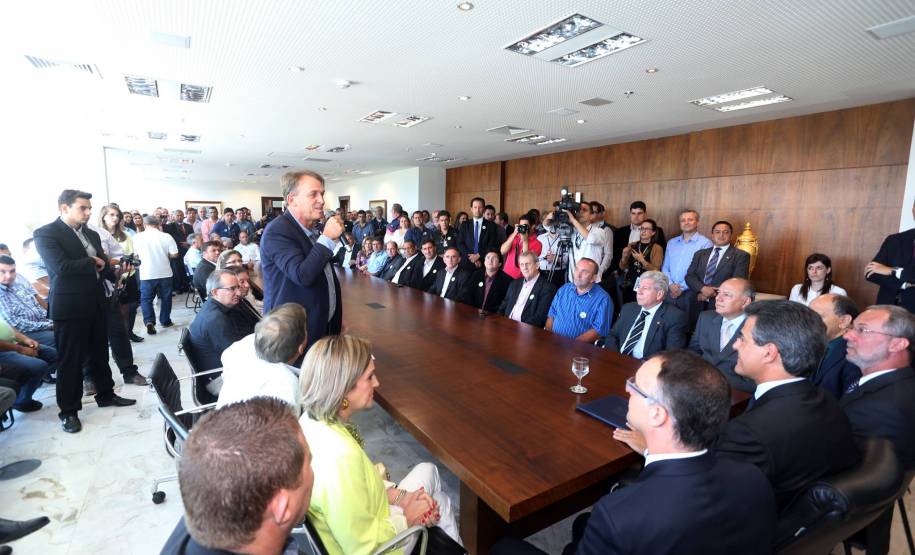 O governador Beto Richa assinou nesta terça-feira (29), em cerimônia no Palácio Iguaçu, a ordem de execução para obras de sinalização viária em mais 47 cidades paranaenses, no valor de R$ 8 milhões. Foto: Orlando Kissner/AENotícias