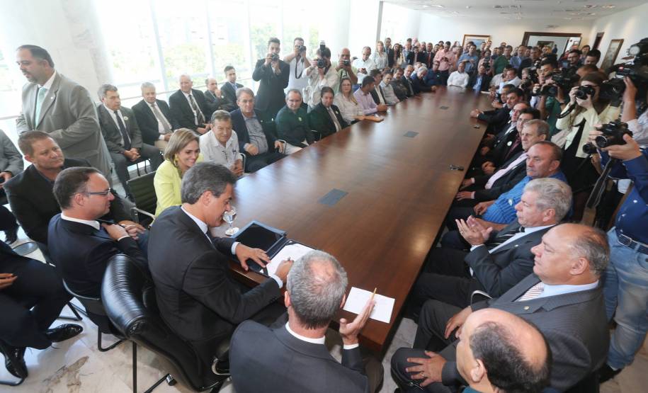 O governador Beto Richa assinou nesta terça-feira (29), em cerimônia no Palácio Iguaçu, a ordem de execução para obras de sinalização viária em mais 47 cidades paranaenses, no valor de R$ 8 milhões. Foto: Orlando Kissner/AENotícias