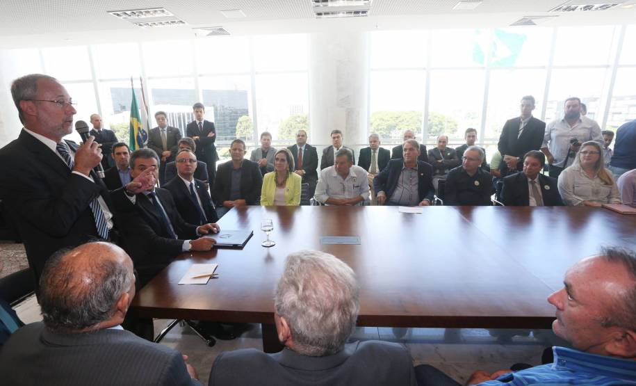 O governador Beto Richa assinou nesta terça-feira (29), em cerimônia no Palácio Iguaçu, a ordem de execução para obras de sinalização viária em mais 47 cidades paranaenses, no valor de R$ 8 milhões. Foto: Orlando Kissner/AENotícias