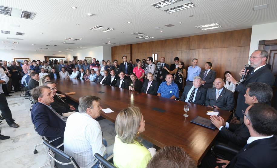 O governador Beto Richa assinou nesta terça-feira (29), em cerimônia no Palácio Iguaçu, a ordem de execução para obras de sinalização viária em mais 47 cidades paranaenses, no valor de R$ 8 milhões. Foto: Orlando Kissner/AENotícias