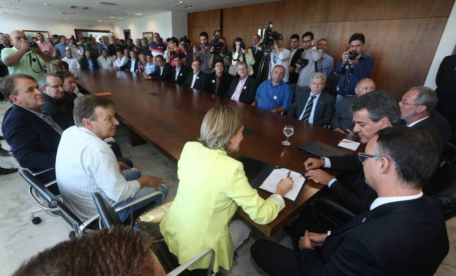 O governador Beto Richa assinou nesta terça-feira (29), em cerimônia no Palácio Iguaçu, a ordem de execução para obras de sinalização viária em mais 47 cidades paranaenses, no valor de R$ 8 milhões. Foto: Orlando Kissner/AENotícias