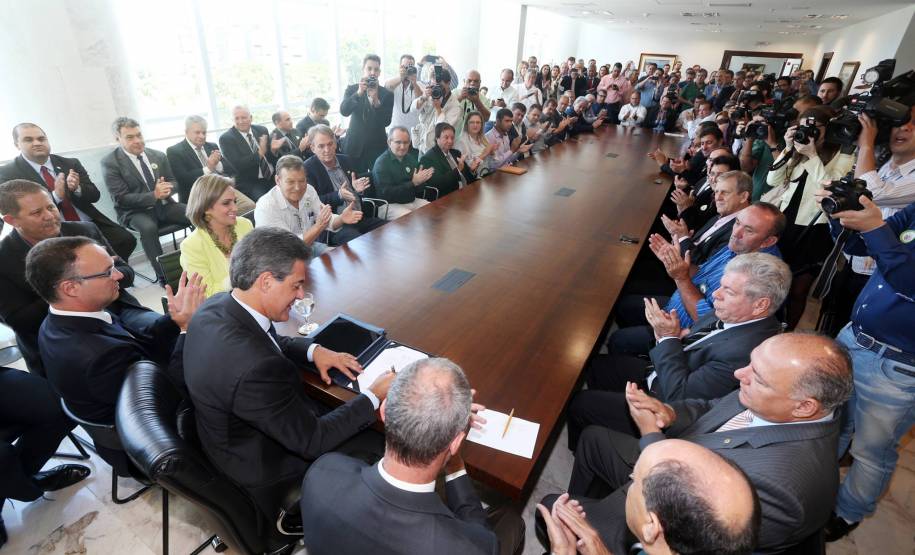 O governador Beto Richa assinou nesta terça-feira (29), em cerimônia no Palácio Iguaçu, a ordem de execução para obras de sinalização viária em mais 47 cidades paranaenses, no valor de R$ 8 milhões. Foto: Orlando Kissner/AENotícias