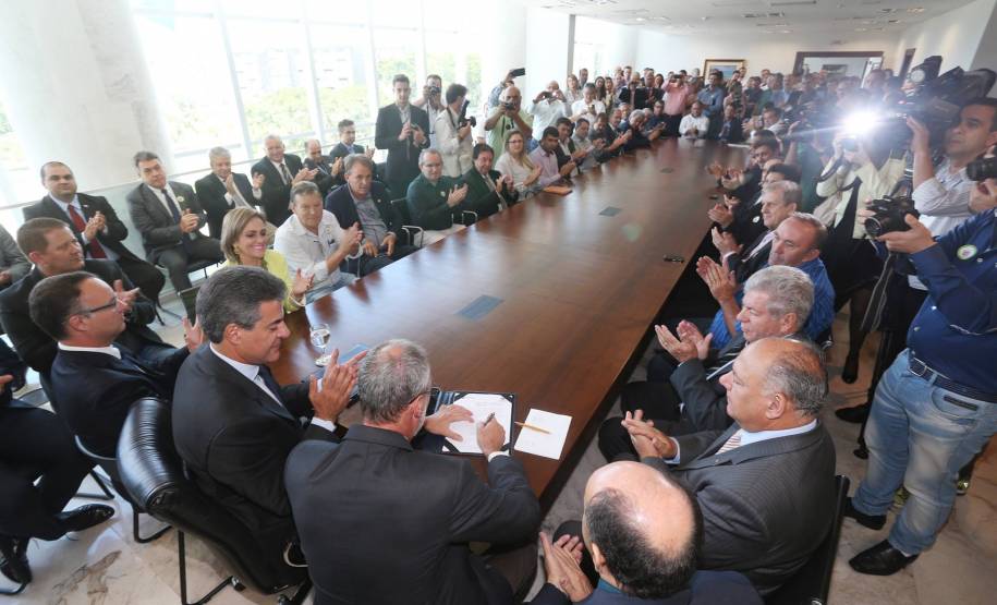 O governador Beto Richa assinou nesta terça-feira (29), em cerimônia no Palácio Iguaçu, a ordem de execução para obras de sinalização viária em mais 47 cidades paranaenses, no valor de R$ 8 milhões. Foto: Orlando Kissner/AENotícias