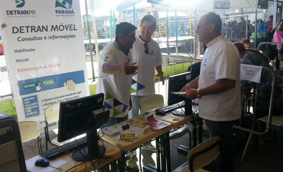 O Departamento de Trânsito do Paraná (Detran) atendeu 300 moradores de Pinhais e Região, no último sábado (12), no Programa Justiça no Bairro Sesc Cidadão. Durante a programação, a população pode participar de atividades lúdicas, ser orientada sobre o trânsito e receber informações sobre habilitação e veículos.