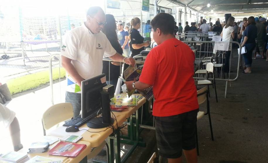 O Departamento de Trânsito do Paraná (Detran) atendeu 300 moradores de Pinhais e Região, no último sábado (12), no Programa Justiça no Bairro Sesc Cidadão. Durante a programação, a população pode participar de atividades lúdicas, ser orientada sobre o trânsito e receber informações sobre habilitação e veículos.