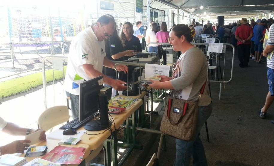 O Departamento de Trânsito do Paraná (Detran) atendeu 300 moradores de Pinhais e Região, no último sábado (12), no Programa Justiça no Bairro Sesc Cidadão. Durante a programação, a população pode participar de atividades lúdicas, ser orientada sobre o trânsito e receber informações sobre habilitação e veículos.