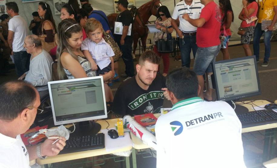 O Departamento de Trânsito do Paraná (Detran) atendeu 300 moradores de Pinhais e Região, no último sábado (12), no Programa Justiça no Bairro Sesc Cidadão. Durante a programação, a população pode participar de atividades lúdicas, ser orientada sobre o trânsito e receber informações sobre habilitação e veículos.