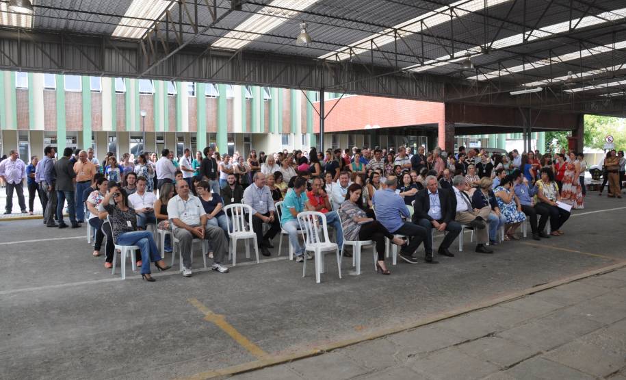 Nesta segunda-feira (21), a diretoria-geral do Departamento de Trânsito do Paraná reuniu os funcionários para celebrar as conquistas dos servidores nos últimos anos. O encontro aconteceu na área de vistoria de veículos, na sede do Detran em Curitiba, onde, há cinco anos, foi firmado o compromisso dos projetos e administração da autarquia com os funcionários.