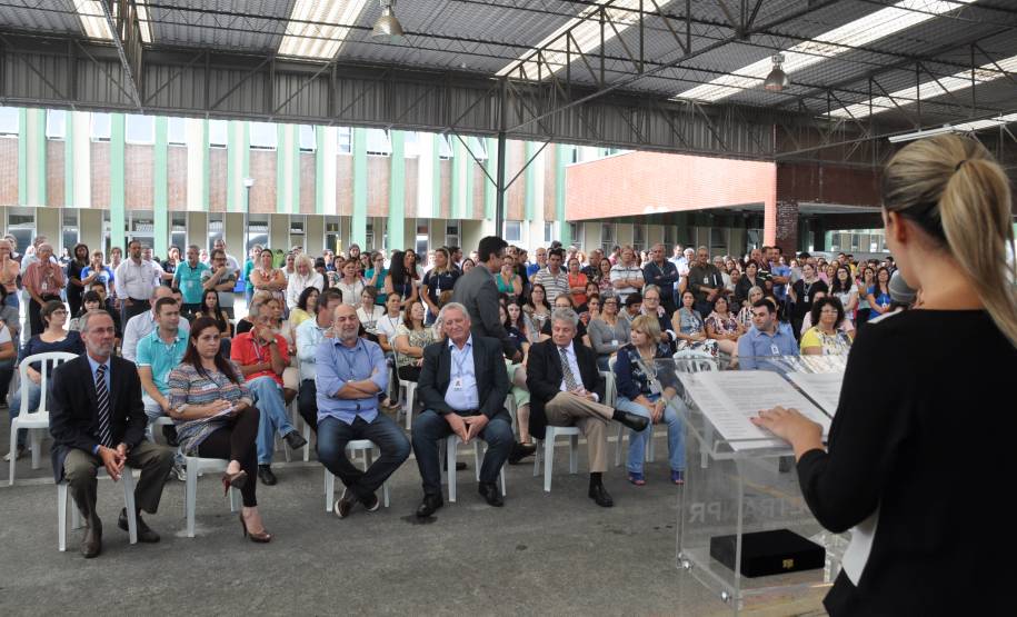 Nesta segunda-feira (21), a diretoria-geral do Departamento de Trânsito do Paraná reuniu os funcionários para celebrar as conquistas dos servidores nos últimos anos. O encontro aconteceu na área de vistoria de veículos, na sede do Detran em Curitiba, onde, há cinco anos, foi firmado o compromisso dos projetos e administração da autarquia com os funcionários.