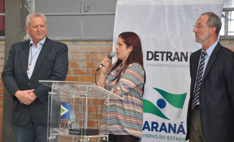 Nesta segunda-feira (21), a diretoria-geral do Departamento de Trânsito do Paraná reuniu os funcionários para celebrar as conquistas dos servidores nos últimos anos. O encontro aconteceu na área de vistoria de veículos, na sede do Detran em Curitiba, onde, há cinco anos, foi firmado o compromisso dos projetos e administração da autarquia com os funcionários.