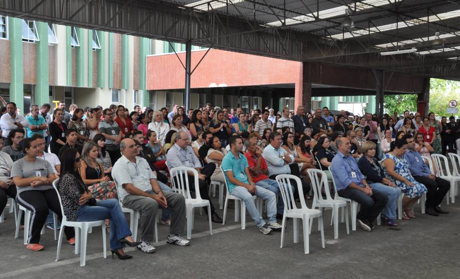 Nesta segunda-feira (21), a diretoria-geral do Departamento de Trânsito do Paraná reuniu os funcionários para celebrar as conquistas dos servidores nos últimos anos. O encontro aconteceu na área de vistoria de veículos, na sede do Detran em Curitiba, onde, há cinco anos, foi firmado o compromisso dos projetos e administração da autarquia com os funcionários.