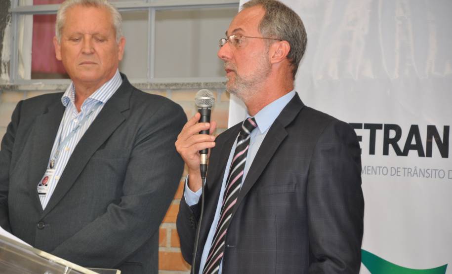 Nesta segunda-feira (21), a diretoria-geral do Departamento de Trânsito do Paraná reuniu os funcionários para celebrar as conquistas dos servidores nos últimos anos. O encontro aconteceu na área de vistoria de veículos, na sede do Detran em Curitiba, onde, há cinco anos, foi firmado o compromisso dos projetos e administração da autarquia com os funcionários.