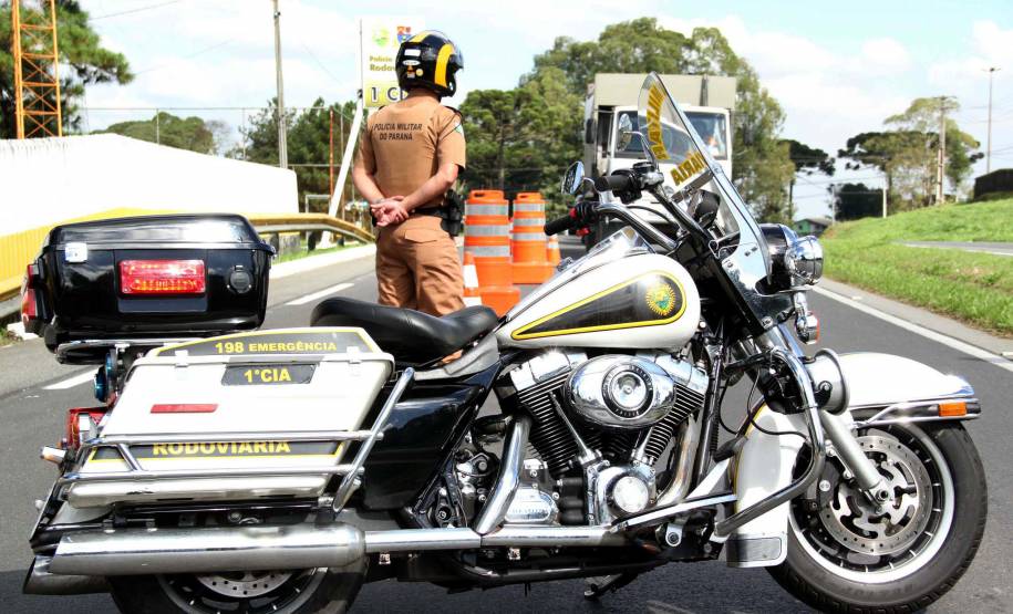 A Polícia Militar do Paraná inicia nesta quinta-feira (24) a Operação Páscoa 2016, que irá reforçar a segurança nos mais de 12 mil quilômetros de rodovias estaduais. O Batalhão de Polícia Rodoviária (BPRv) atuará na prevenção, com reforço na fiscalização a fim de inibir os delitos de trânsito como a embriaguez ao volante, o excesso de velocidade e a ultrapassagem em local proibido. A Operação Páscoa vai até às 12 horas de segunda-feira (28).