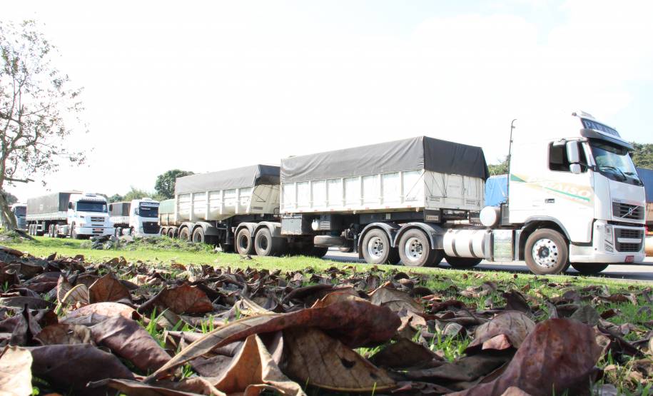 O caminhoneiro Elenilson José Lopes, de Telêmaco Borba, foi o primeiro paranaense a renovar a Carteira Nacional de Habilitação (CNH) com o exame toxicológico obrigatório. Desde que a Lei Federal 13.103/2015 entrou em vigor, em 2 de março, o exame para detecção de consumo de substâncias psicoativas é exigido para quem vai tirar ou renovar carteira nas categorias C, D e E. Desde então, cerca de 7,5 mil paranaenses entraram com processos para conseguir o documento.