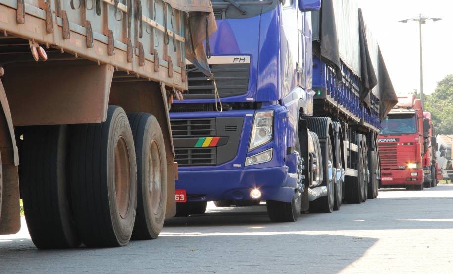 O caminhoneiro Elenilson José Lopes, de Telêmaco Borba, foi o primeiro paranaense a renovar a Carteira Nacional de Habilitação (CNH) com o exame toxicológico obrigatório. Desde que a Lei Federal 13.103/2015 entrou em vigor, em 2 de março, o exame para detecção de consumo de substâncias psicoativas é exigido para quem vai tirar ou renovar carteira nas categorias C, D e E. Desde então, cerca de 7,5 mil paranaenses entraram com processos para conseguir o documento.