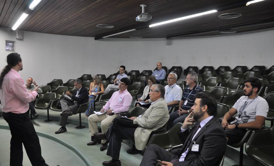 O Departamento de Trânsito do Paraná (Detran) reuniu, em Curitiba, cinco dos seis laboratórios credenciados pelo Departamento Nacional de Trânsito (Denatran) para realizar os exames toxicológicos de direção nos motoristas com habilitação nas categorias C, D e E – motoristas de caminhão, ônibus e veículos de cargas.