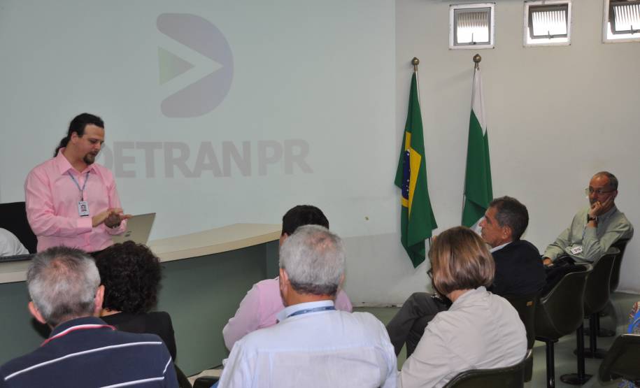 O Departamento de Trânsito do Paraná (Detran) reuniu, em Curitiba, cinco dos seis laboratórios credenciados pelo Departamento Nacional de Trânsito (Denatran) para realizar os exames toxicológicos de direção nos motoristas com habilitação nas categorias C, D e E – motoristas de caminhão, ônibus e veículos de cargas.