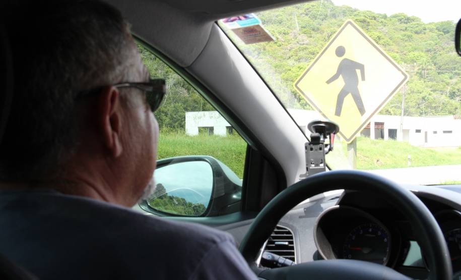 Com o feriado de Dia de Tiradentes (21), muita gente já se prepara para pegar a estrada. Mas, além de lembrar dos cuidados com o veículo e com a documentação pessoal, é preciso pensar no comportamento ao volante. Por isso, o Departamento de Trânsito do Paraná (Detran) reuniu orientações simples que tornam a viagem mais segura para motoristas e passageiros.
