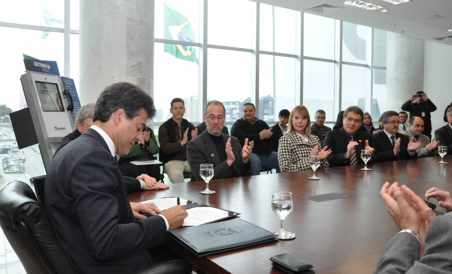 O governador Beto Richa assinou nesta quarta-feira (14) projeto de lei que altera e regulamenta a atividade dos despachantes de trânsito no Paraná.