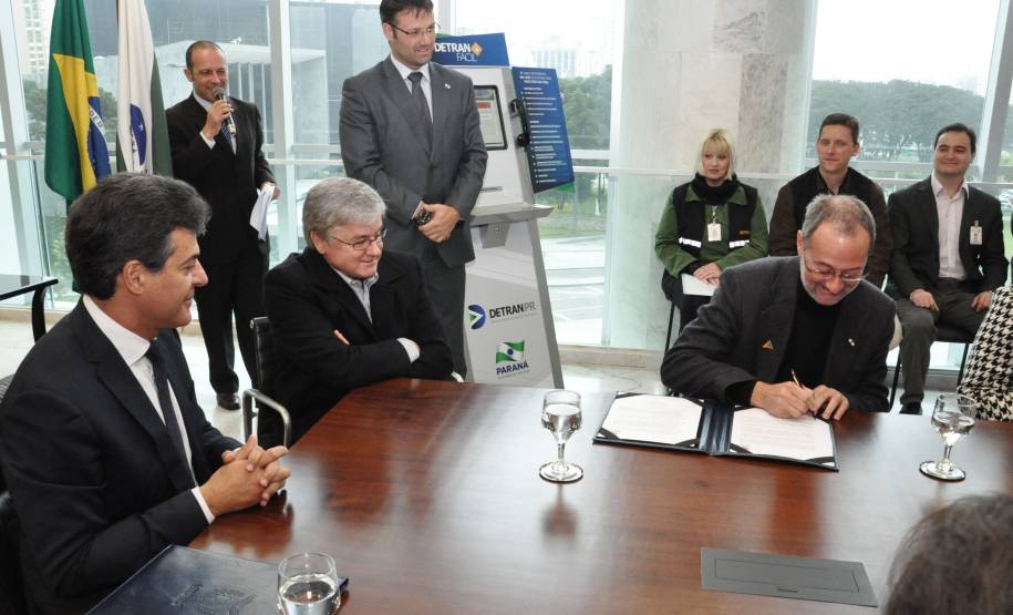 O governador Beto Richa assinou nesta quarta-feira (14) projeto de lei que altera e regulamenta a atividade dos despachantes de trânsito no Paraná.