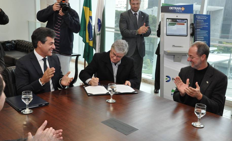 O governador Beto Richa assinou nesta quarta-feira (14) projeto de lei que altera e regulamenta a atividade dos despachantes de trânsito no Paraná.