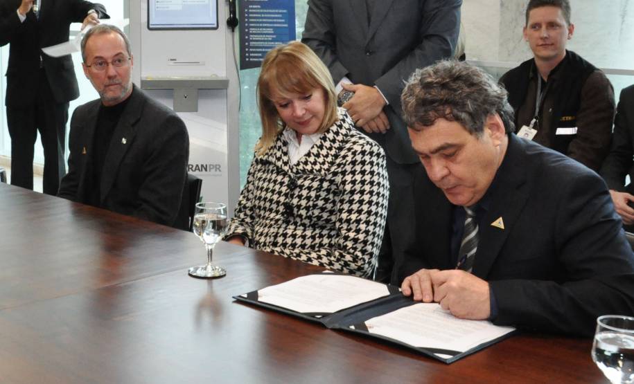 O governador Beto Richa assinou nesta quarta-feira (14) projeto de lei que altera e regulamenta a atividade dos despachantes de trânsito no Paraná.